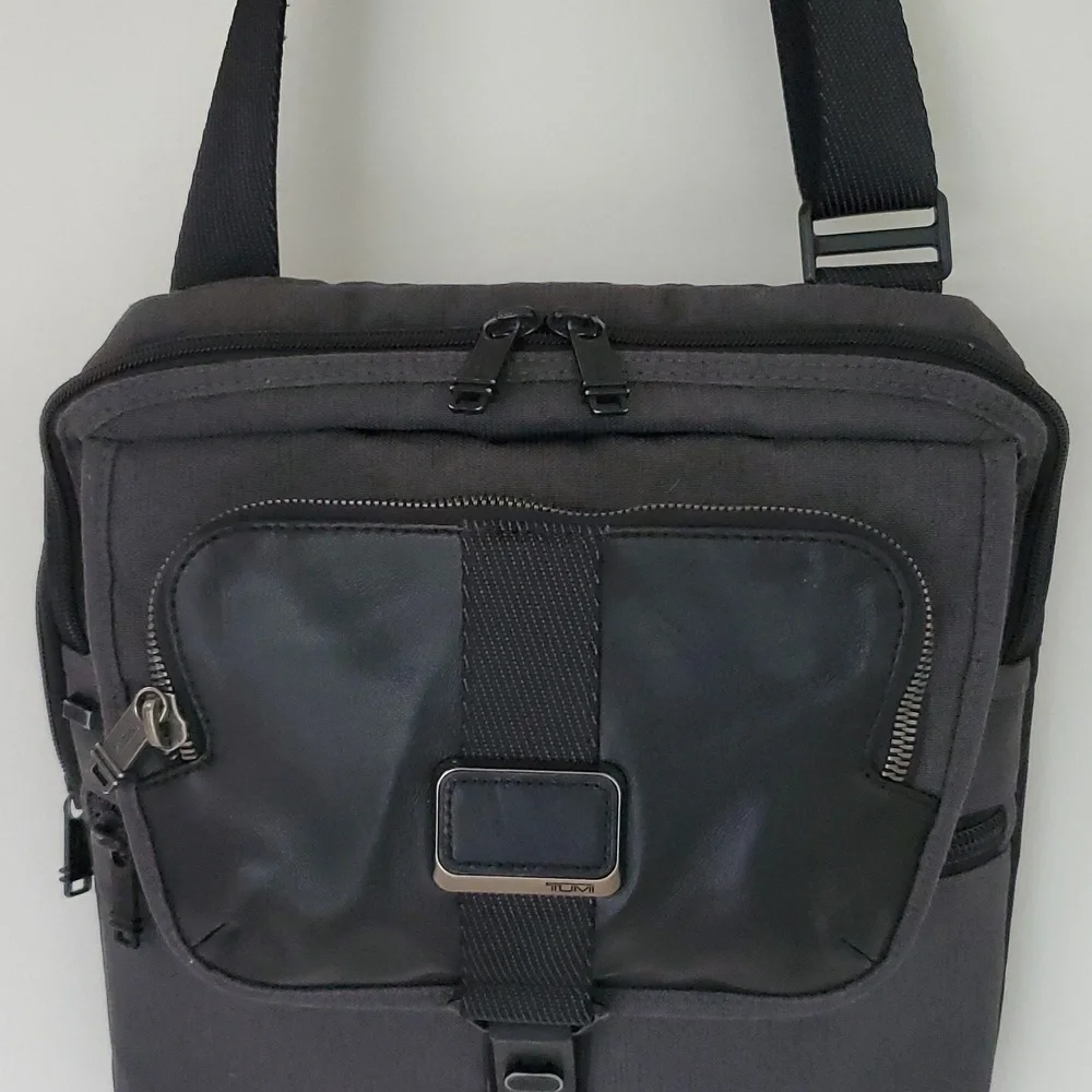 TUMI ALPHA BRAVO ARNOLD ZIP FLAP MESSENGER BAG